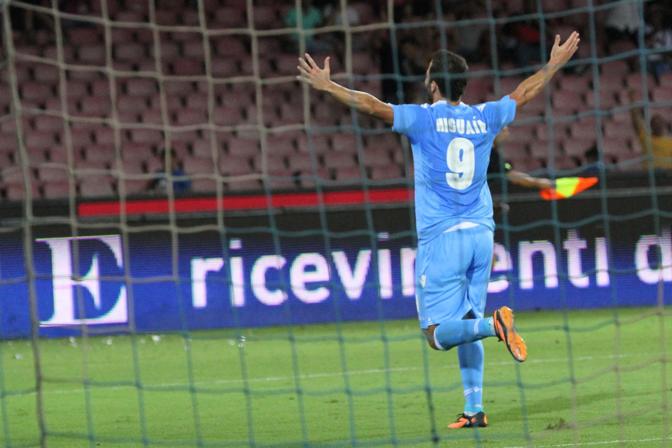 Vedi Napoli, poi...segni. Alla prima al San Paolo, Gonzalo Higuain  andato subito in rete decidendo la sfida tra Napoli e Benfica, terminata 2-1. Ansa 